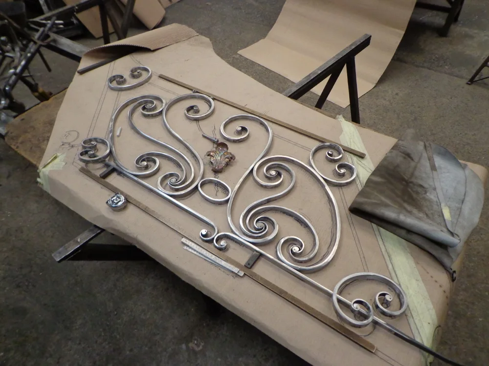 Composition de volutes en fer à l’atelier Reignoux.